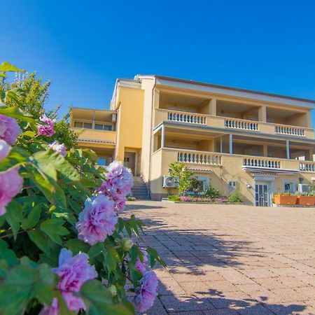 Apartments City Center Dekanic Кърк Екстериор снимка