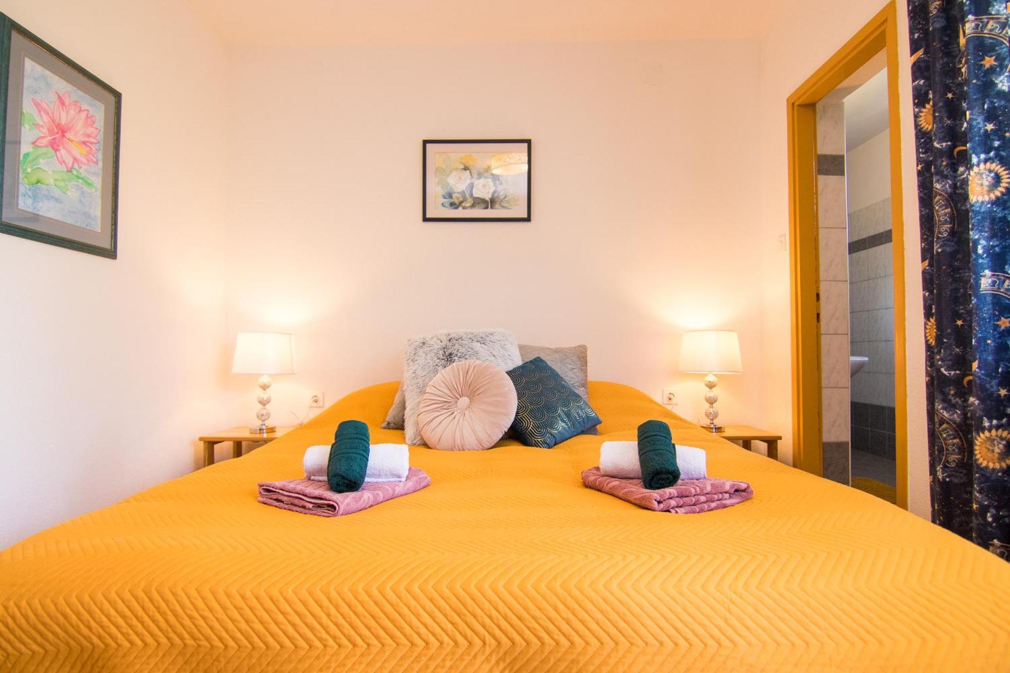 Apartments City Center Dekanic Кърк Екстериор снимка