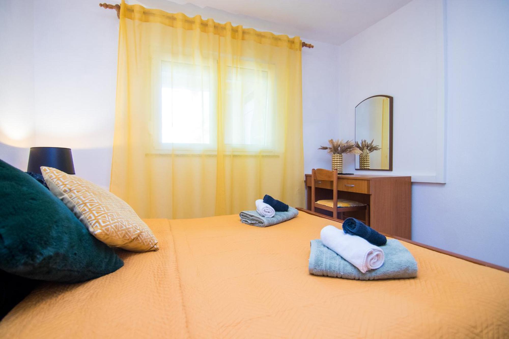 Apartments City Center Dekanic Кърк Екстериор снимка