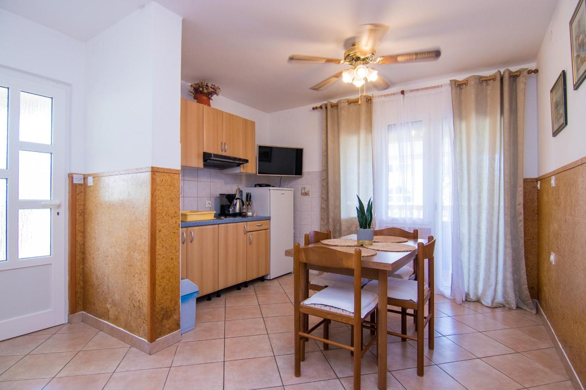 Apartments City Center Dekanic Кърк Екстериор снимка