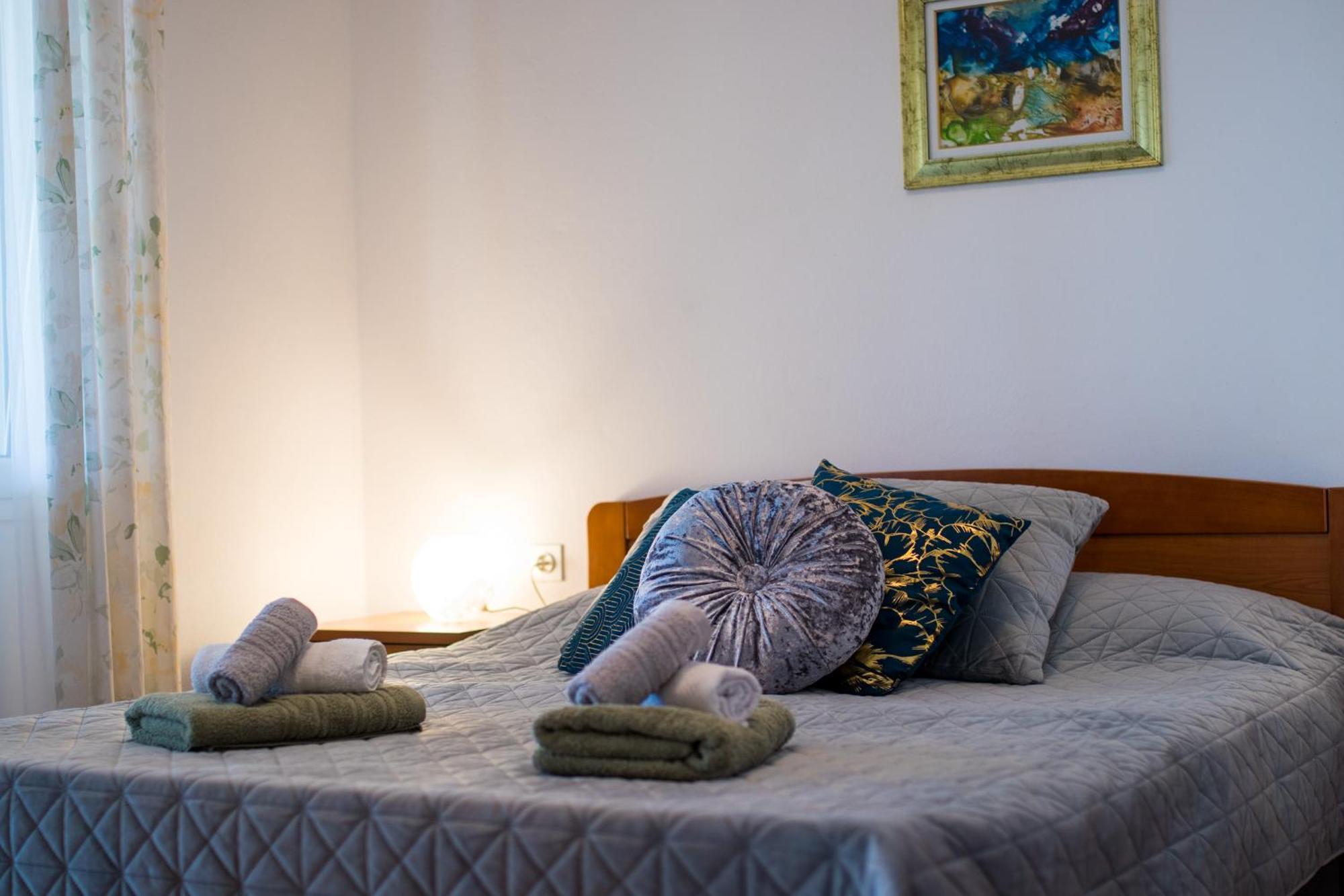 Apartments City Center Dekanic Кърк Екстериор снимка
